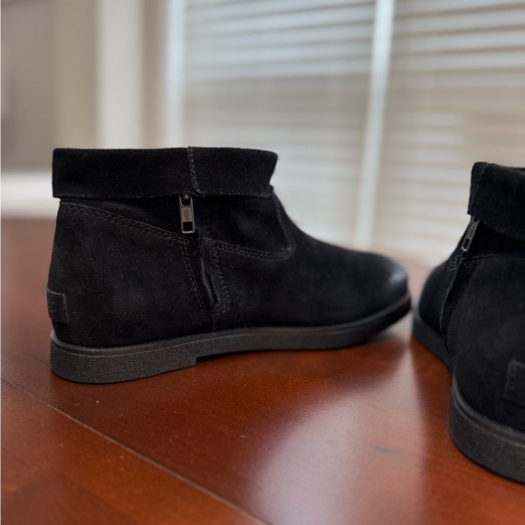 NWOT - UGG Josefene Cuff Boots- Black Suede Leather - size 8.5 - Picture 11 of 13